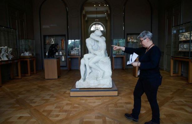 موظف يعاين غرفة في متحف رودان في باريس فتح أبوابه. تصوير: جونزالو فوينتس - رويترز.